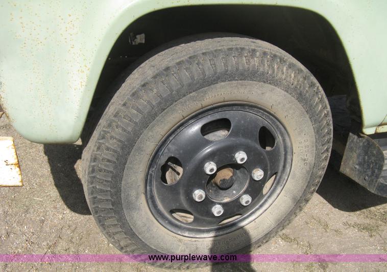 image for item B8188 1959 Ford F600 truck cab and chassis