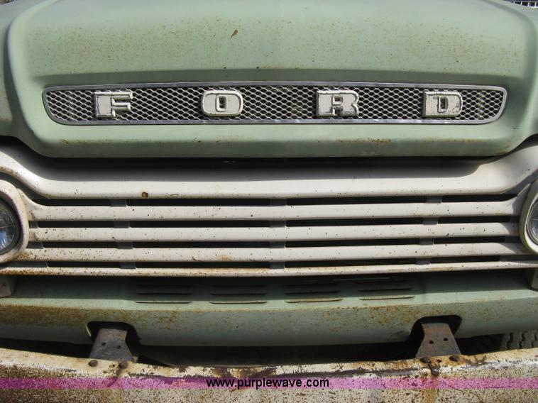 image for item B8188 1959 Ford F600 truck cab and chassis