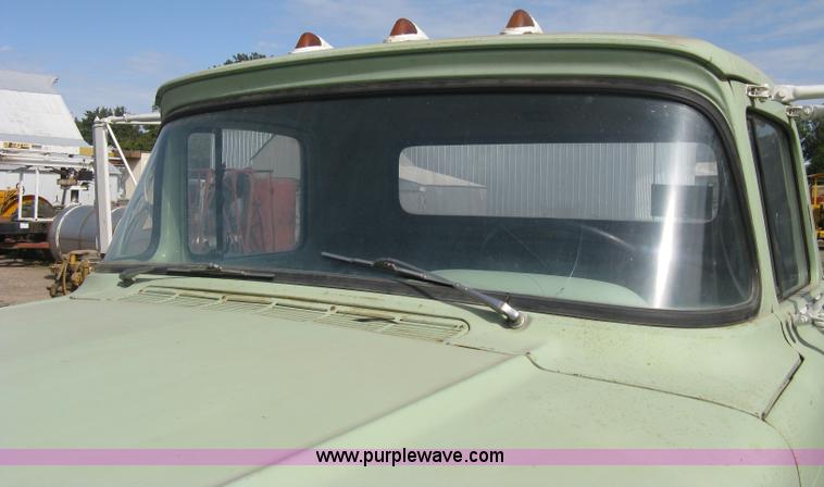 image for item B8188 1959 Ford F600 truck cab and chassis