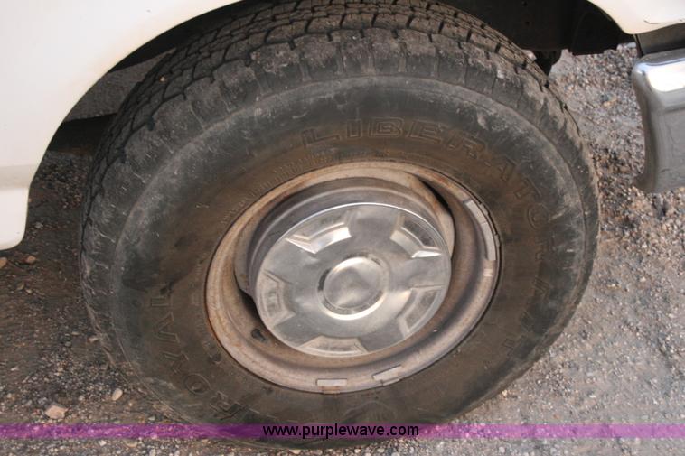 image for item C3582 1996 Ford F250 XL pickup truck