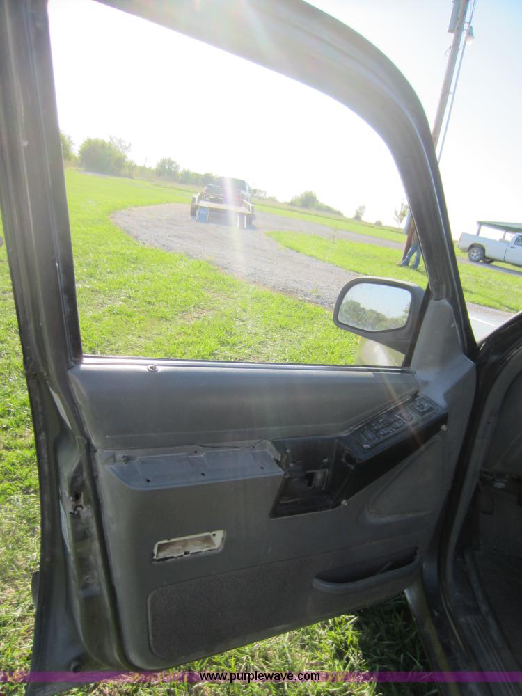image for item D5677 1991 Ford Explorer SUV