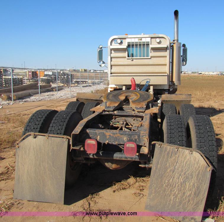 image for item E8088 1989 Freightliner FLD semi truck