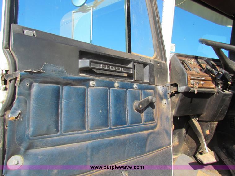 image for item E8088 1989 Freightliner FLD semi truck