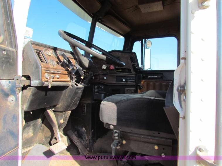 image for item E8088 1989 Freightliner FLD semi truck
