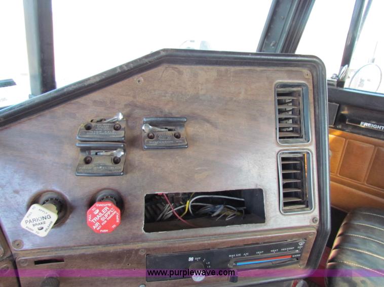image for item E8088 1989 Freightliner FLD semi truck