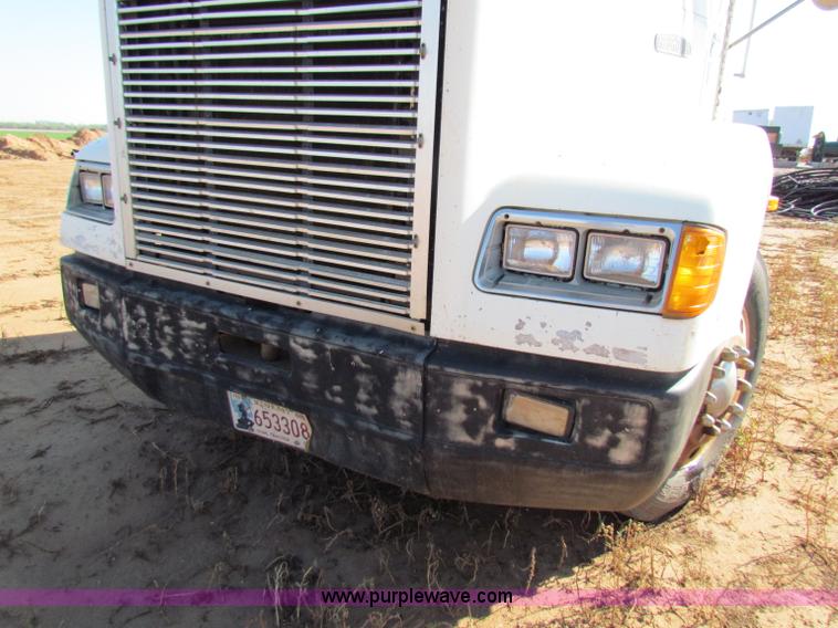 image for item E8088 1989 Freightliner FLD semi truck