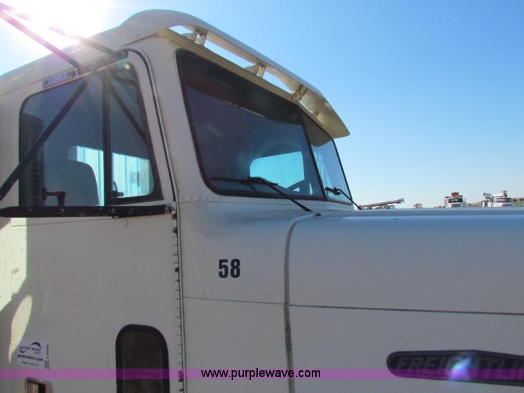 image for item E8088 1989 Freightliner FLD semi truck