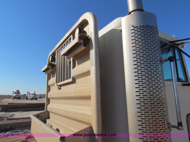 image for item E8088 1989 Freightliner FLD semi truck