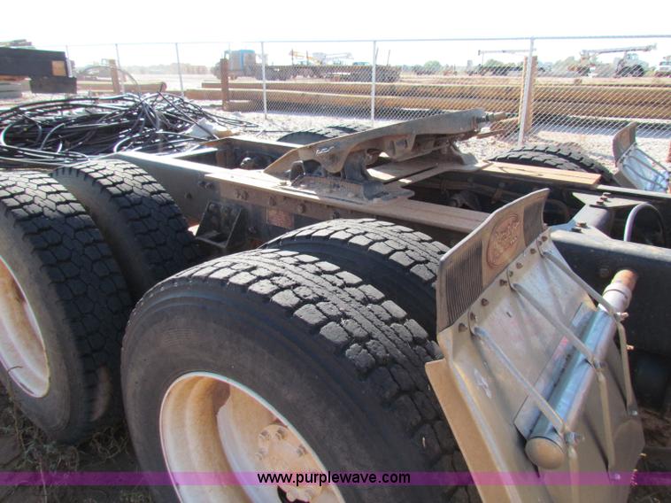 image for item E8088 1989 Freightliner FLD semi truck
