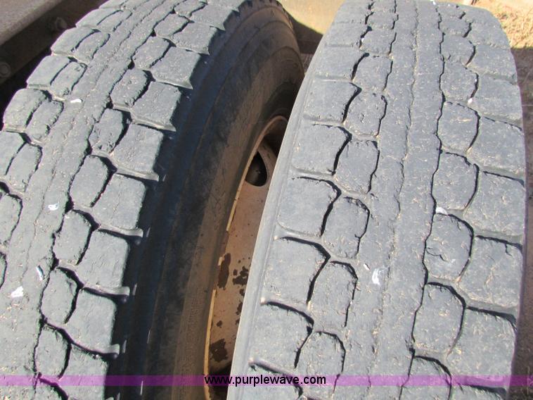 image for item E8088 1989 Freightliner FLD semi truck