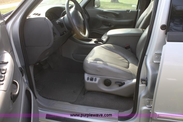 image for item F2595 2000 Ford Expedition XLT SUV