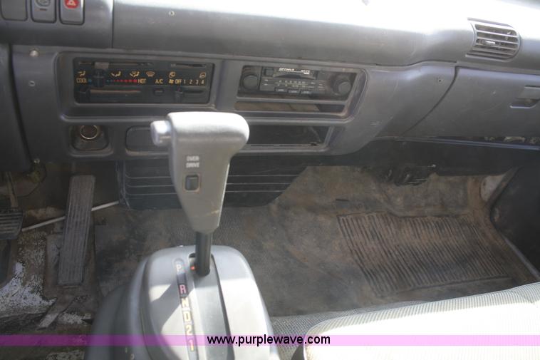 image for item F2623 1996 Isuzu NPR box truck