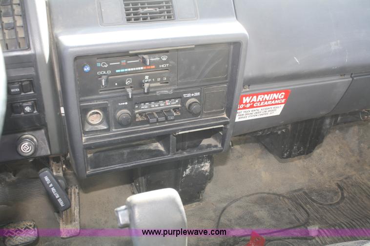 image for item F2624 1990 Isuzu box truck