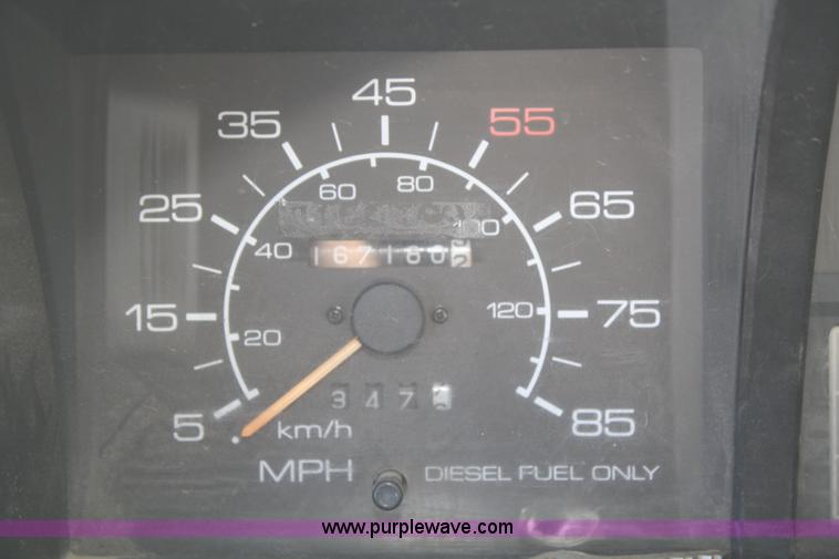 image for item F2624 1990 Isuzu box truck