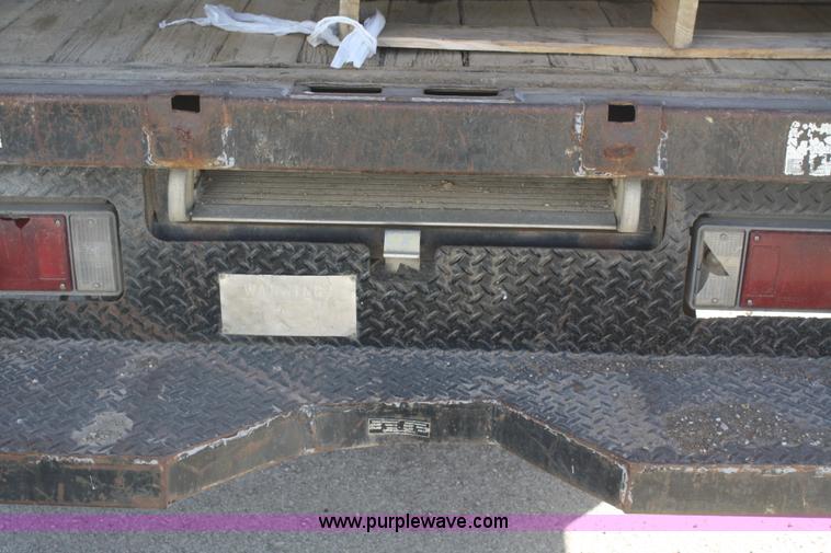 image for item F2624 1990 Isuzu box truck