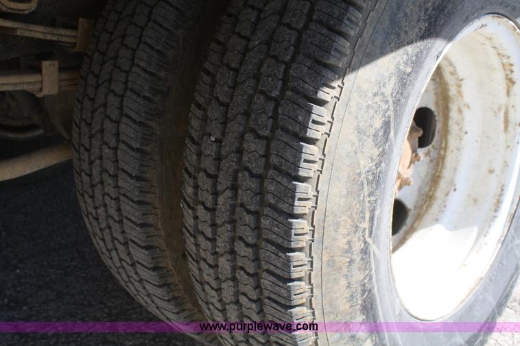 image for item F2624 1990 Isuzu box truck