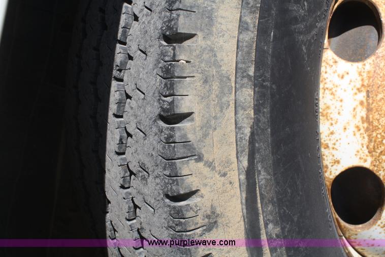 image for item F2624 1990 Isuzu box truck