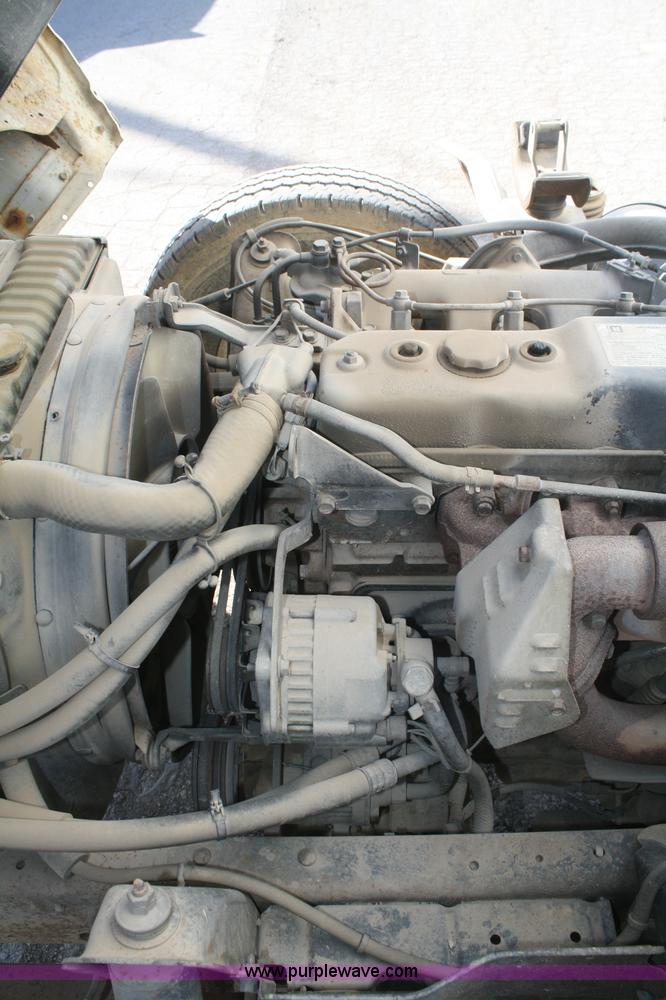 image for item F2624 1990 Isuzu box truck