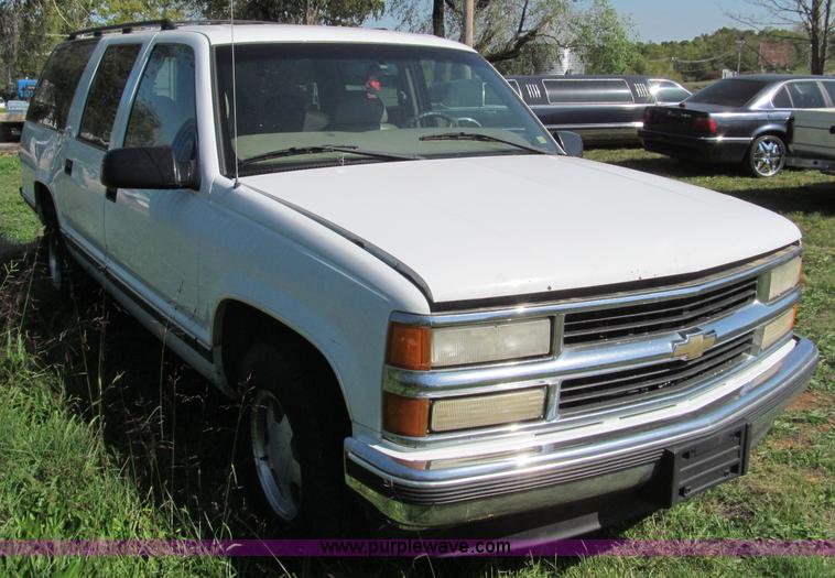 image for item F4604 1999 Chevrolet Suburban 1500 SUV