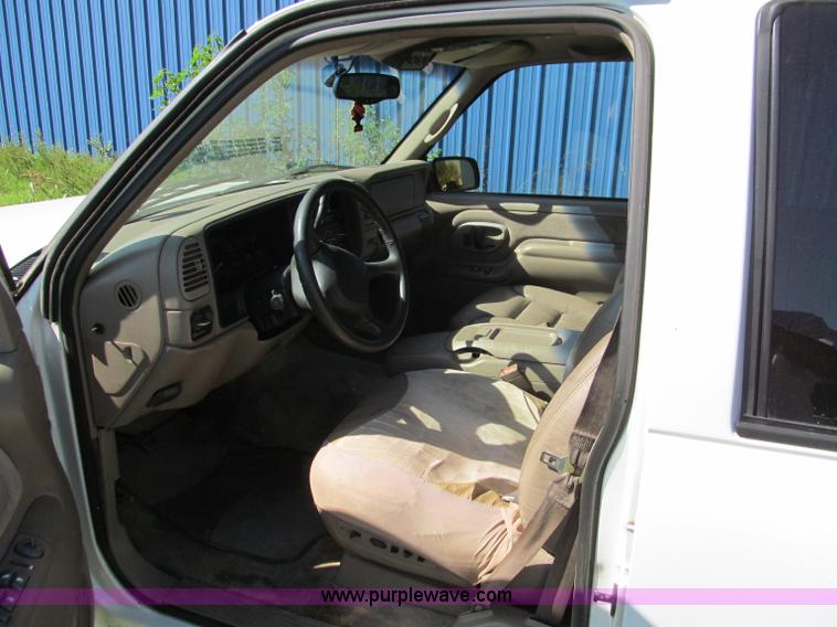 image for item F4604 1999 Chevrolet Suburban 1500 SUV