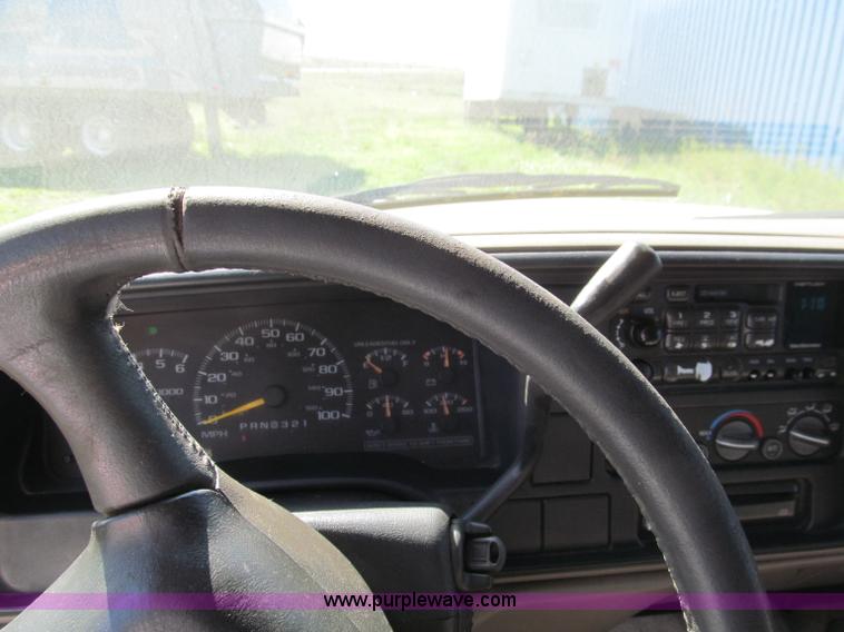 image for item F4604 1999 Chevrolet Suburban 1500 SUV