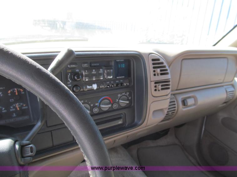 image for item F4604 1999 Chevrolet Suburban 1500 SUV