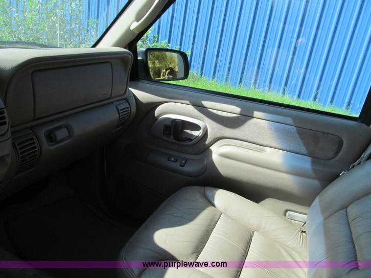 image for item F4604 1999 Chevrolet Suburban 1500 SUV