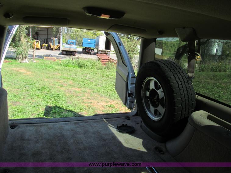 image for item F4604 1999 Chevrolet Suburban 1500 SUV