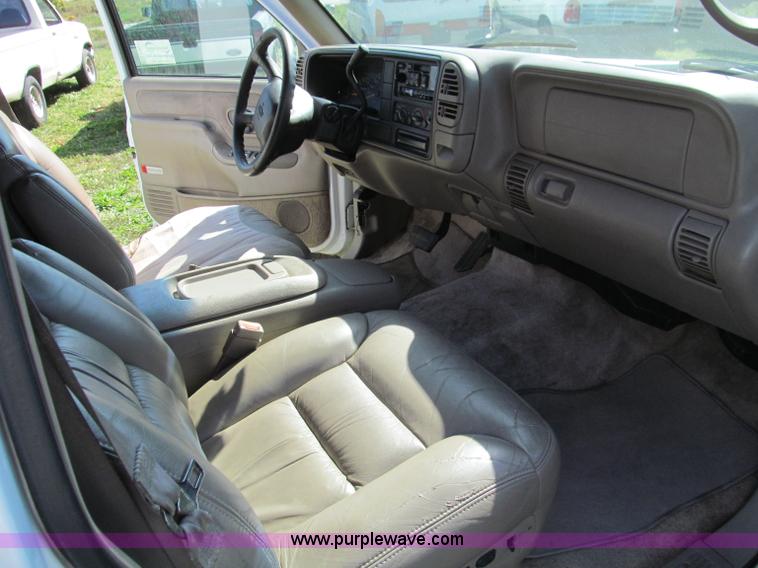 image for item F4604 1999 Chevrolet Suburban 1500 SUV