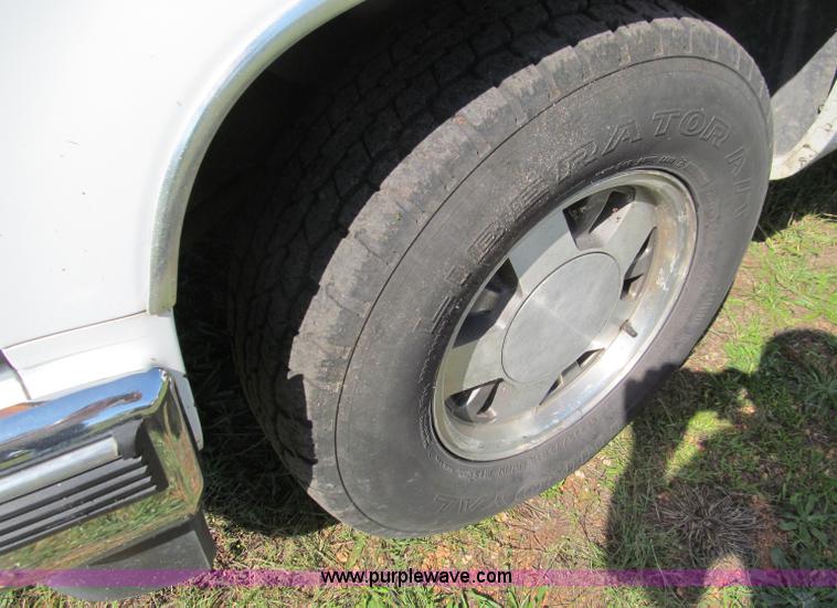 image for item F4604 1999 Chevrolet Suburban 1500 SUV