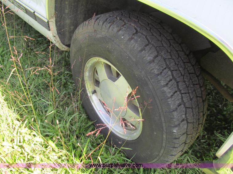 image for item F4604 1999 Chevrolet Suburban 1500 SUV