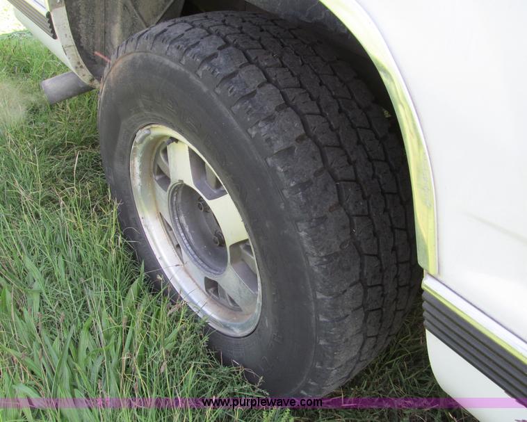 image for item F4604 1999 Chevrolet Suburban 1500 SUV