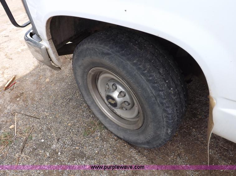 image for item F6100 1995 Chevrolet Cheyenne C2500 flatbed pickup truck