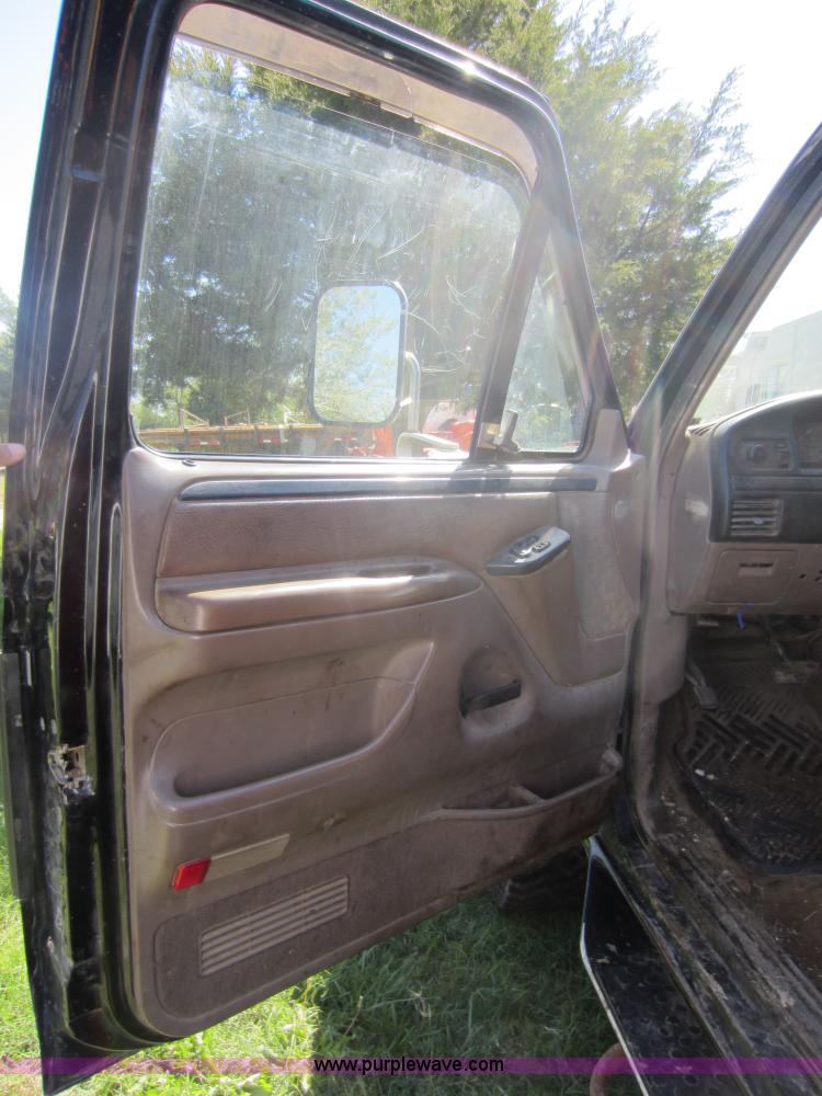 image for item F6527 1997 Ford F350 pickup truck