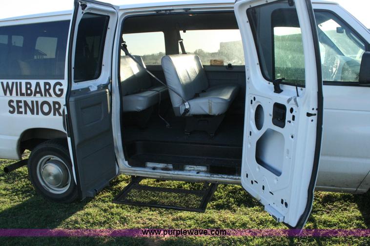 image for item G5524 2005 Ford E350 XL Super Duty van
