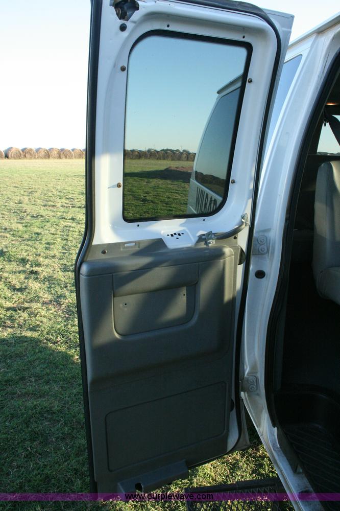 image for item G5524 2005 Ford E350 XL Super Duty van