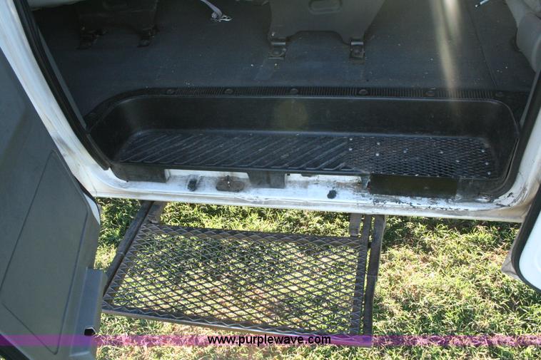 image for item G5524 2005 Ford E350 XL Super Duty van