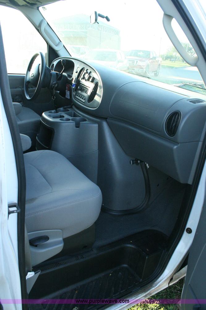 image for item G5524 2005 Ford E350 XL Super Duty van