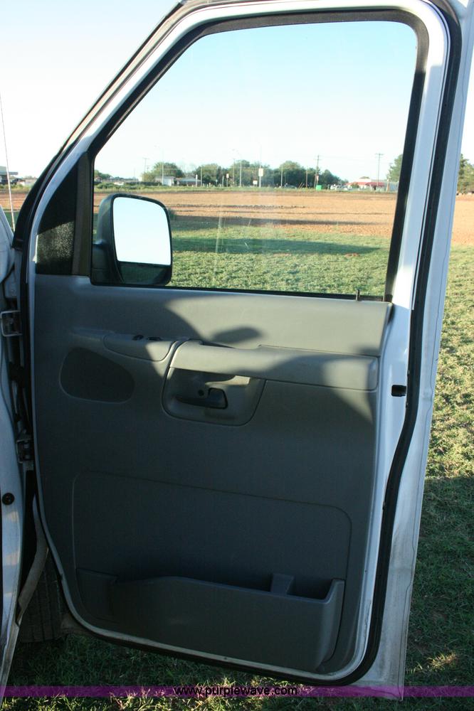 image for item G5524 2005 Ford E350 XL Super Duty van