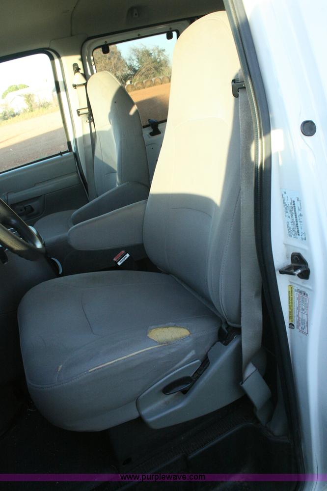 image for item G5524 2005 Ford E350 XL Super Duty van