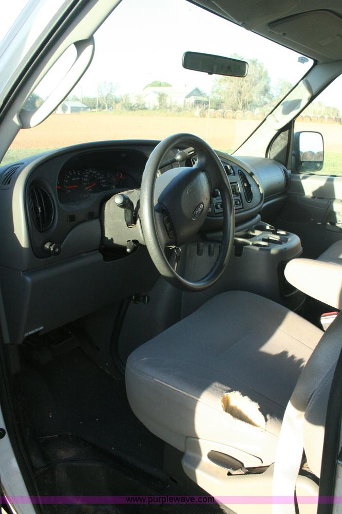 image for item G5524 2005 Ford E350 XL Super Duty van