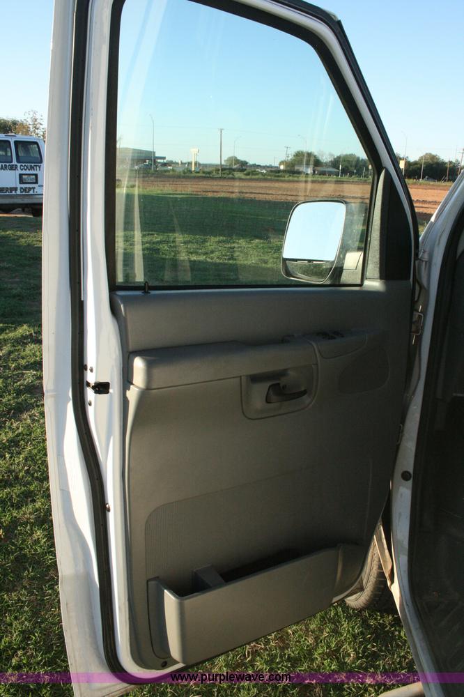 image for item G5524 2005 Ford E350 XL Super Duty van