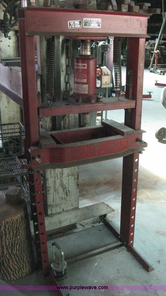 image for item M9012 Red Arrow 30 ton hydraulic press