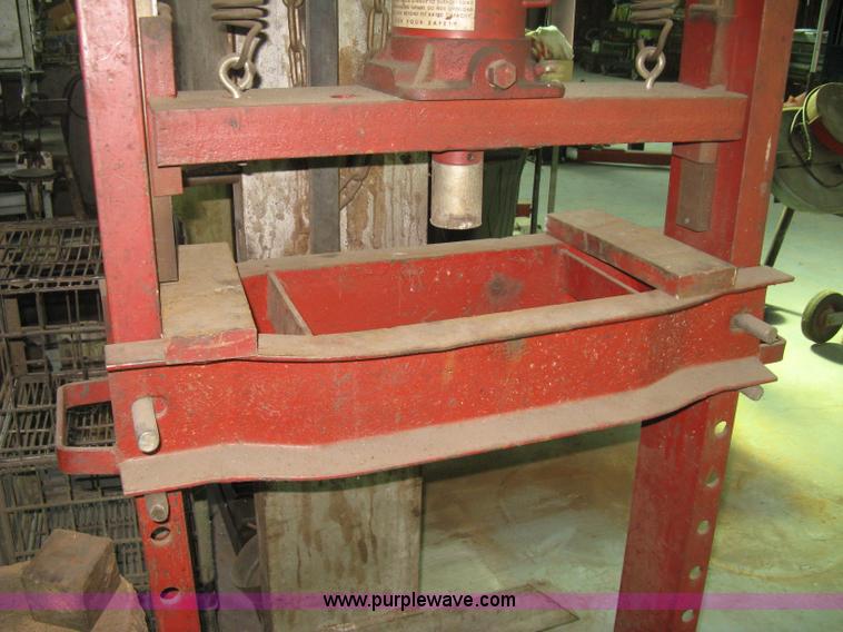 image for item M9012 Red Arrow 30 ton hydraulic press