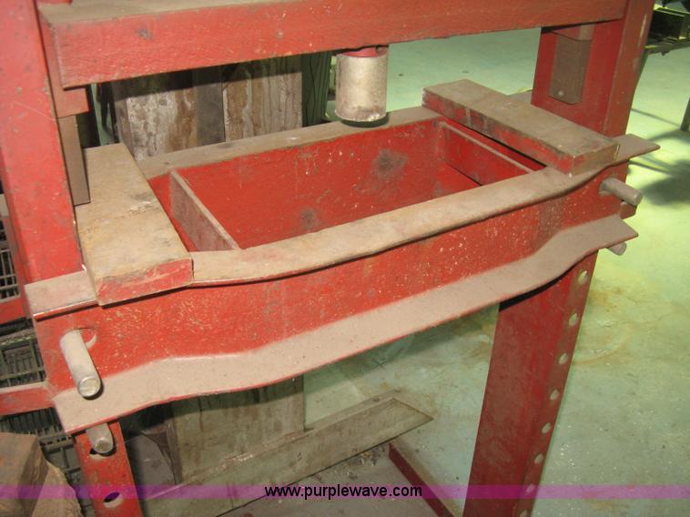 image for item M9012 Red Arrow 30 ton hydraulic press