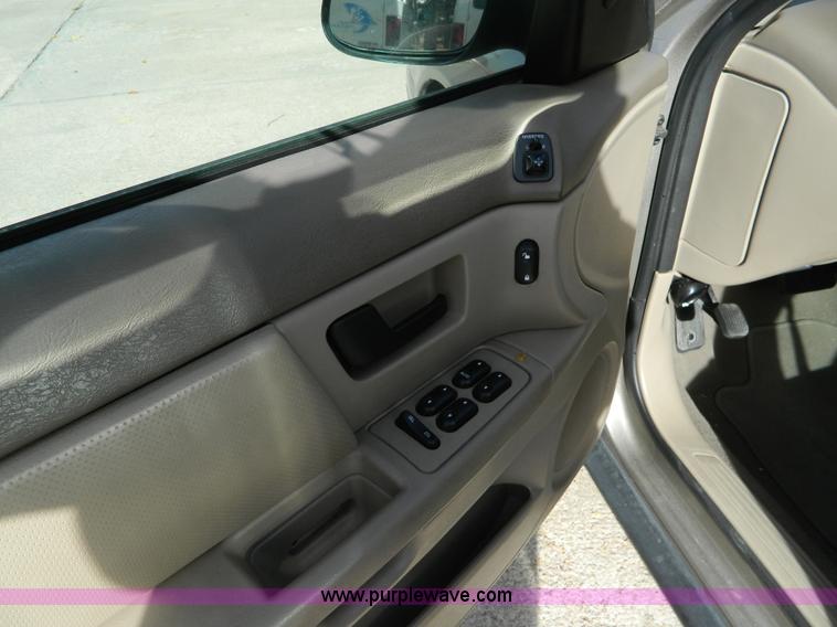 image for item B3937 2007 Ford Taurus SE