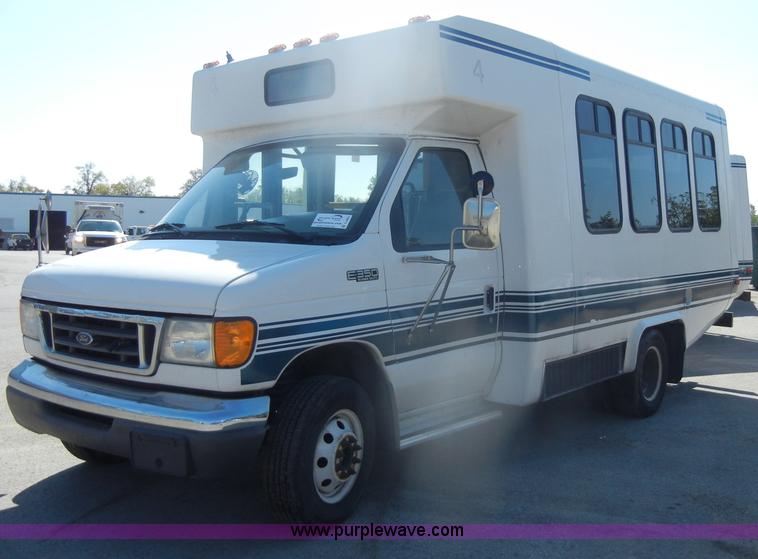 image for item D4862 2003 Ford Econoline E350 Super Duty bus