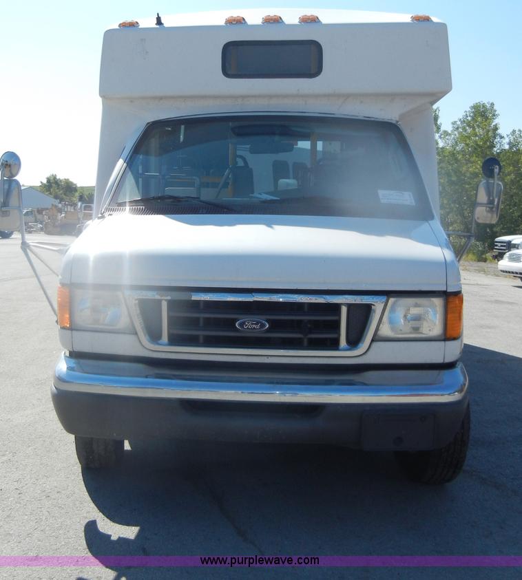 image for item D4862 2003 Ford Econoline E350 Super Duty bus