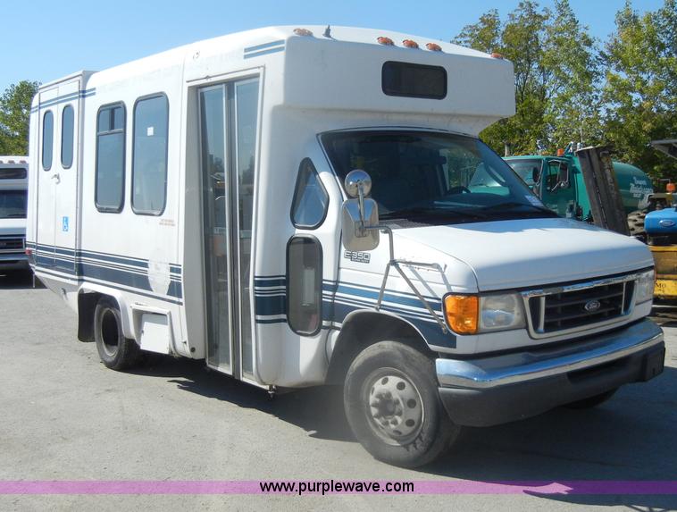 image for item D4862 2003 Ford Econoline E350 Super Duty bus