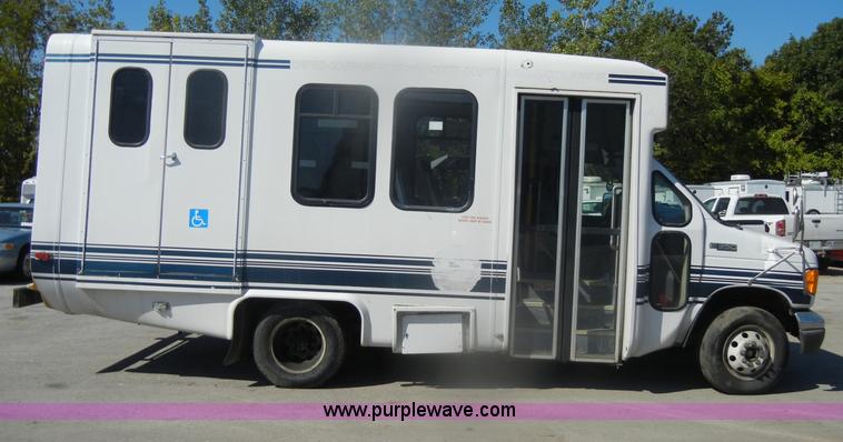 image for item D4862 2003 Ford Econoline E350 Super Duty bus